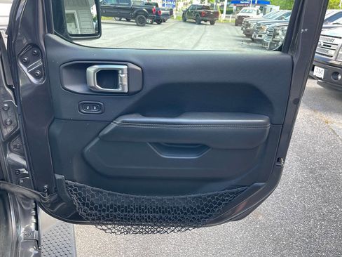 Used 2018 Jeep Wrangler Unlimited Sahara w/ Dual Top Group AWD/4WD image 39