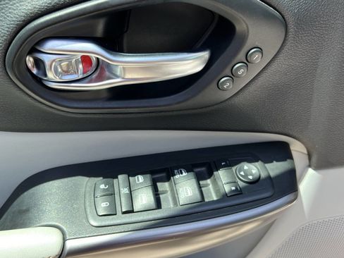 Used 2019 Jeep Cherokee Limited image 16