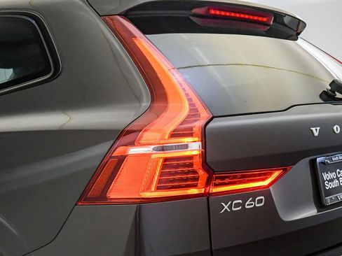 Certified 2025 Volvo XC60 B5 Core AWD/4WD image 12