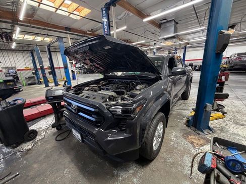 Used 2024 Toyota Tacoma SR5 w/ SR5 Upgrade Package AWD/4WD image 1
