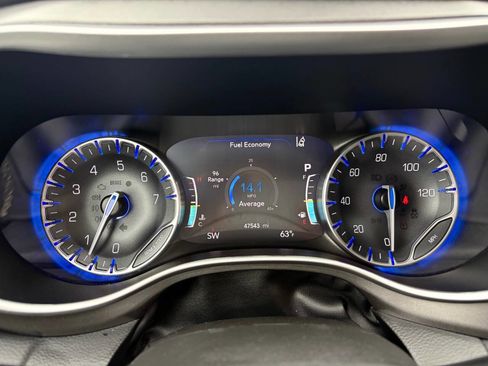 Used 2024 Chrysler Pacifica Touring-L FWD image 17