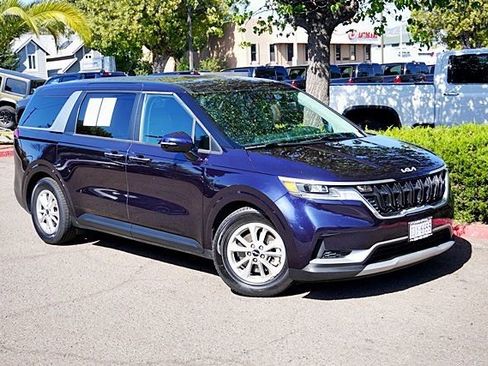 Used 2024 Kia Carnival LX FWD image 3