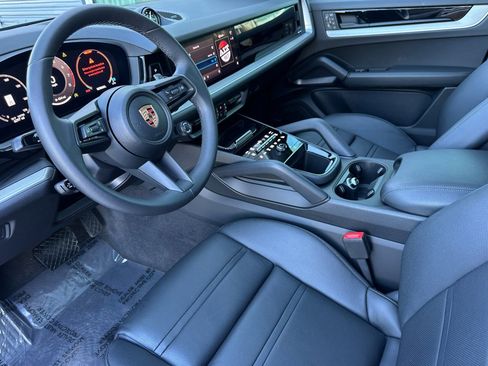 Used 2025 Porsche Cayenne Coupe image 4