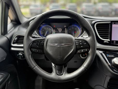 Used 2022 Chrysler Pacifica Touring FWD image 13