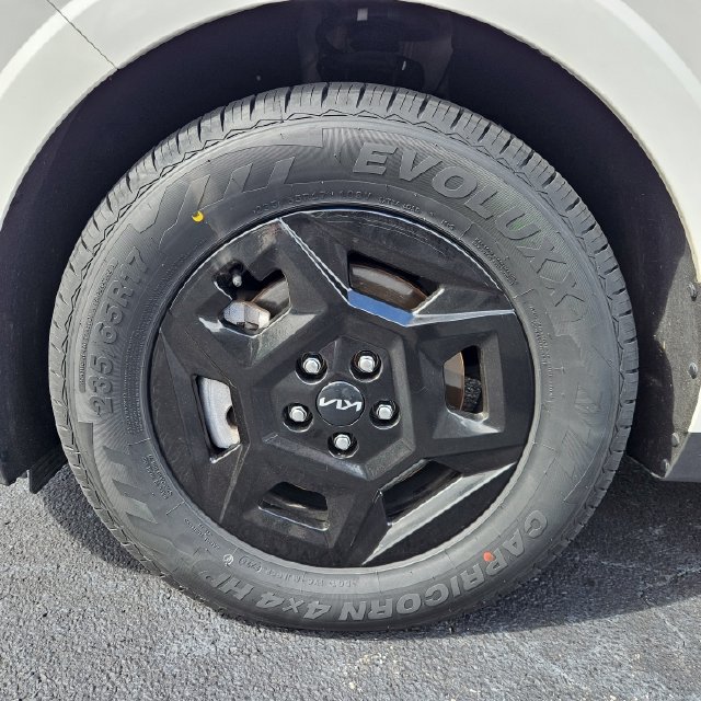 Used 2025 Kia Carnival FWD image 36