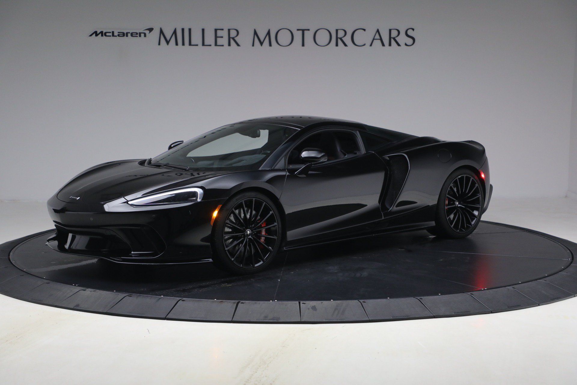 Used 2023 McLaren GT RWD image 2