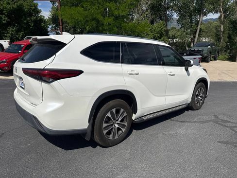 Used 2021 Toyota Highlander XLE AWD/4WD image 3