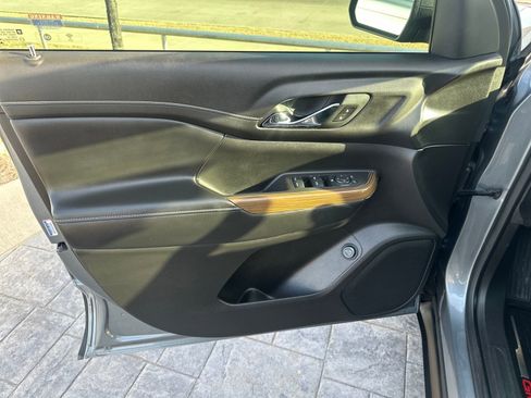 Used 2020 GMC Acadia SLE w/ Driver Convenience Package image 10