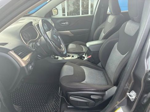 Used 2018 Jeep Cherokee Latitude image 9