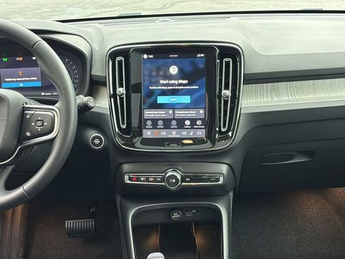Certified 2025 Volvo XC40 B5 Plus AWD/4WD image 6