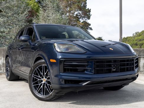 Certified 2024 Porsche Cayenne AWD/4WD image 9