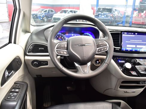 Used 2023 Chrysler Pacifica Touring-L FWD image 8
