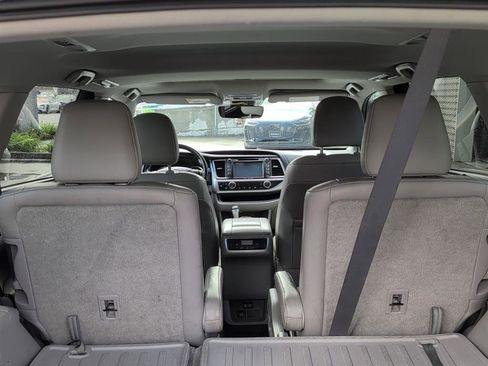 Used 2017 Toyota Highlander XLE image 12