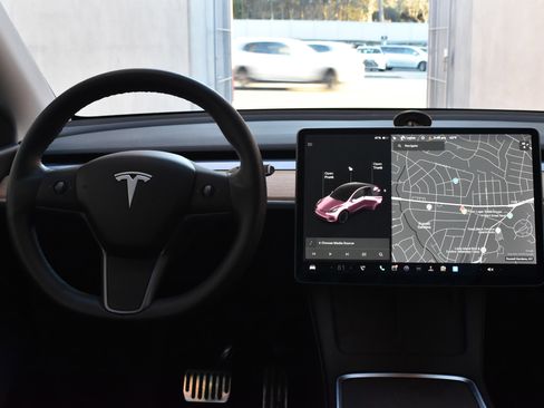 Used 2021 Tesla Model Y Long Range image 26