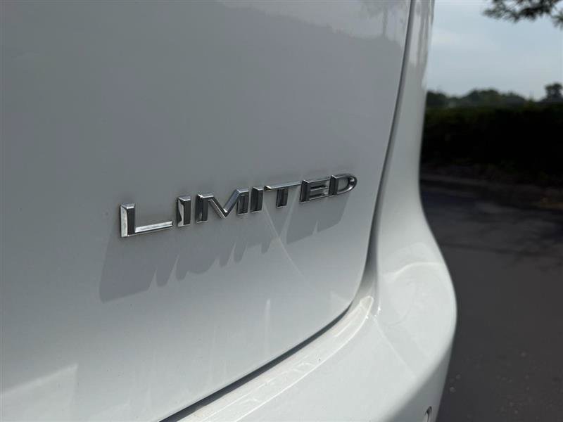 Used 2022 Chrysler Pacifica Limited FWD image 8