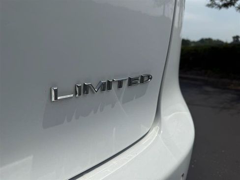 Used 2022 Chrysler Pacifica Limited FWD image 8