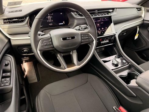 New 2025 Jeep Grand Cherokee Laredo image 6