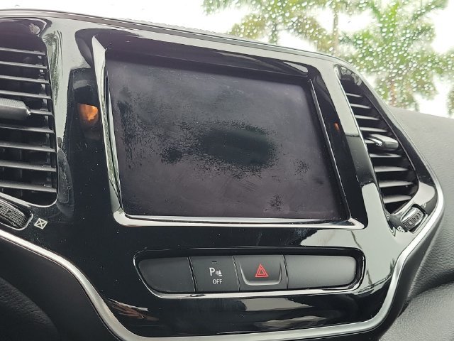 Used 2019 Jeep Cherokee Limited FWD image 24