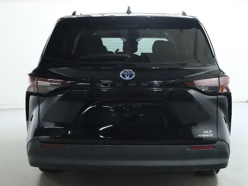 Used 2024 Toyota Sienna XLE image 18