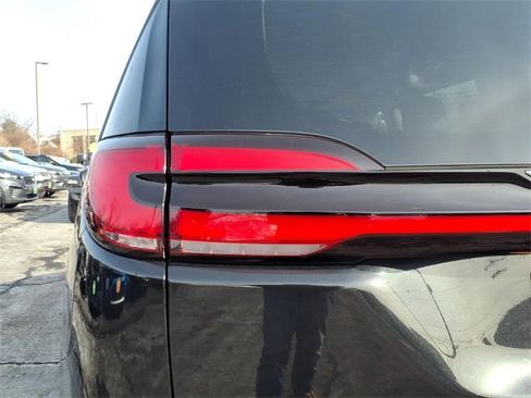 Used 2023 Chrysler Pacifica Limited image 14
