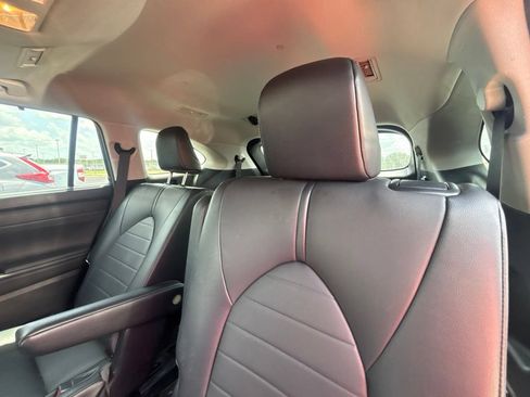 Used 2021 Toyota Highlander XLE FWD image 4