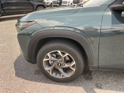 Used 2025 Chevrolet Trax LT FWD image 9