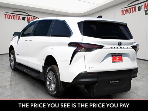 Used 2026 Toyota Sienna LE FWD image 4
