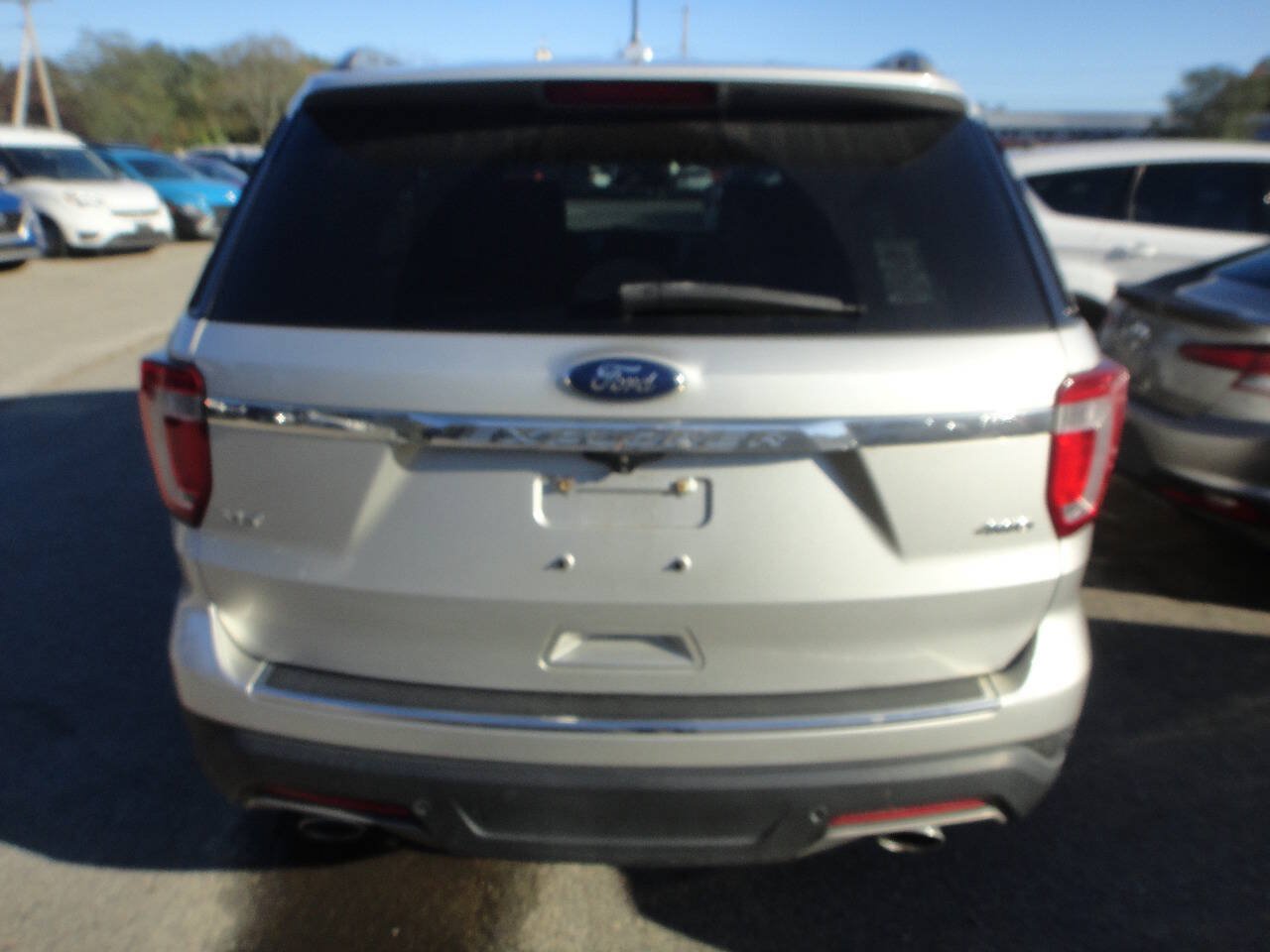 Used 2018 Ford Explorer XLT w/ Equipment Group 202A AWD/4WD image 5