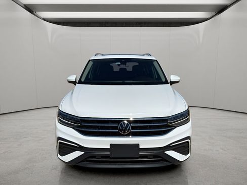 Used 2022 Volkswagen Tiguan SE w/ Panoramic Sunroof Package image 8
