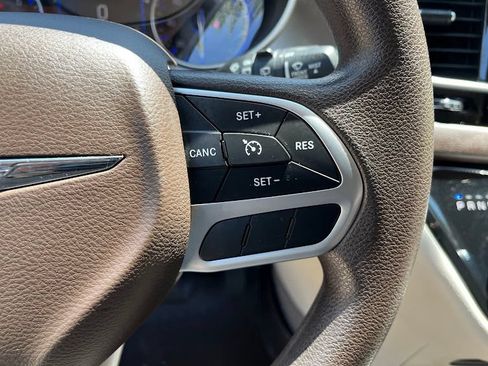 Used 2017 Chrysler Pacifica Touring FWD image 16