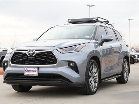 Used 2020 Toyota Highlander Platinum image 3