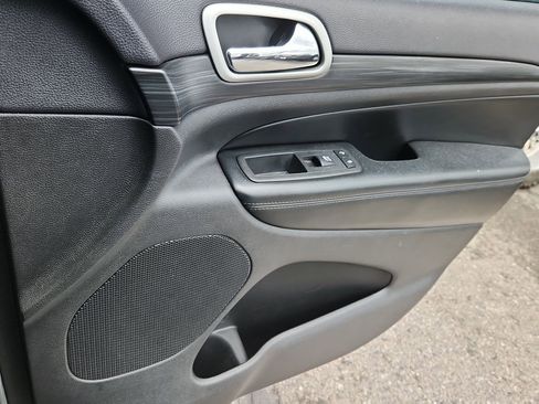 Used 2019 Jeep Grand Cherokee Altitude AWD/4WD image 15