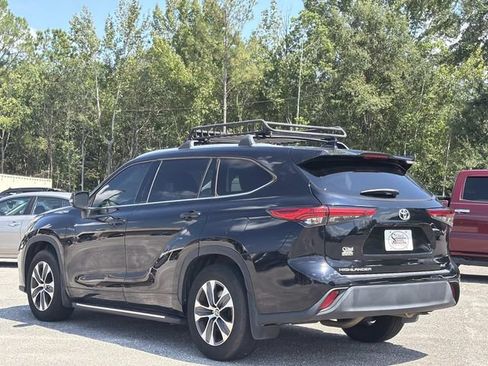 Used 2022 Toyota Highlander XLE FWD image 12