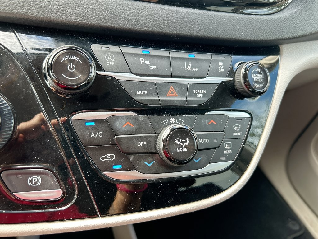 Used 2024 Chrysler Pacifica Touring-L FWD image 25