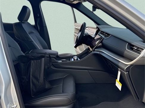 New 2025 Jeep Grand Cherokee L Limited image 30
