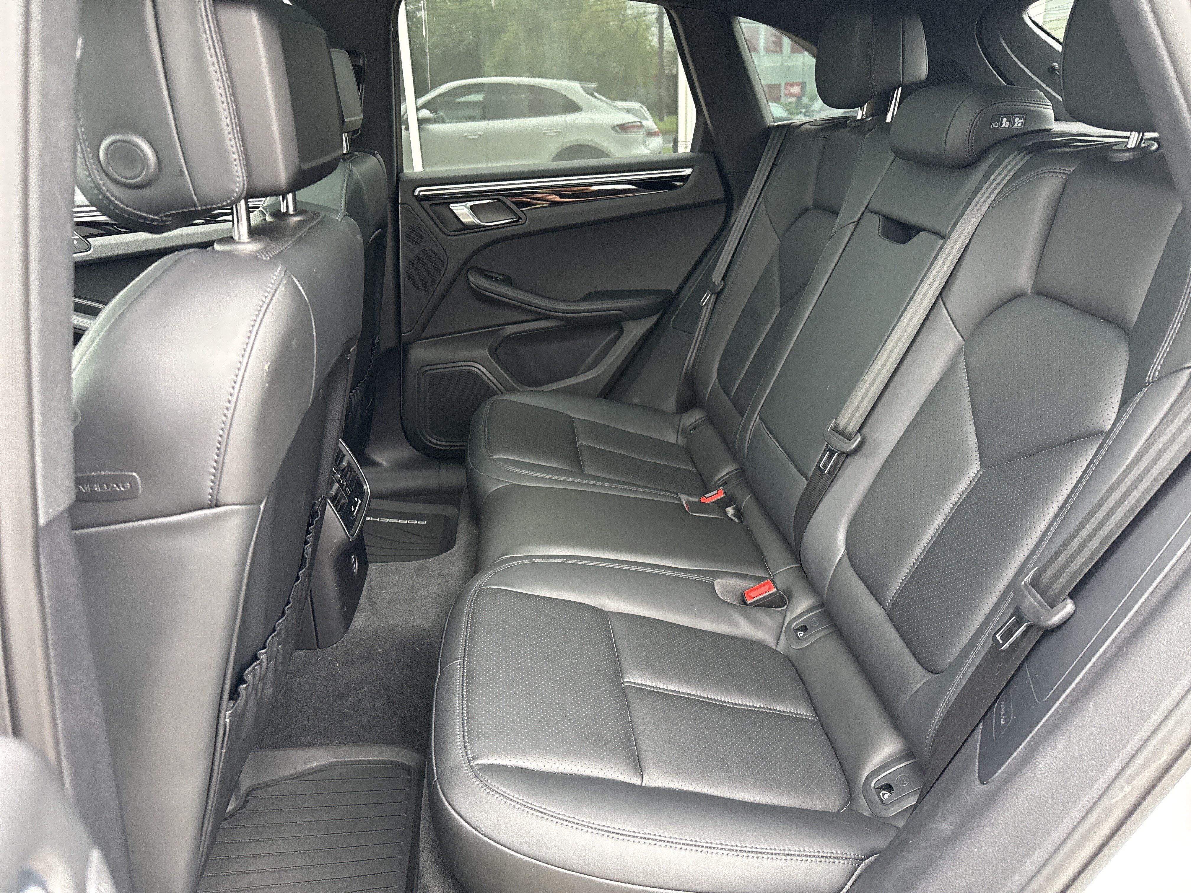Used 2023 Porsche Macan AWD/4WD image 28