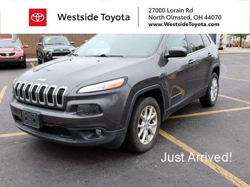 Used 2016 Jeep Cherokee Latitude w/ Cold Weather Group FWD image 1