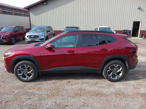 Used 2025 Chevrolet Trax LT w/ LT Convenience Package FWD image 9