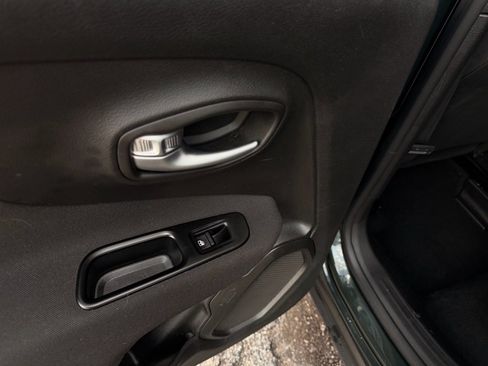 Used 2021 Jeep Renegade Sport image 18