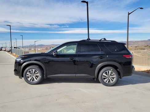 New 2026 Nissan Pathfinder SL image 2