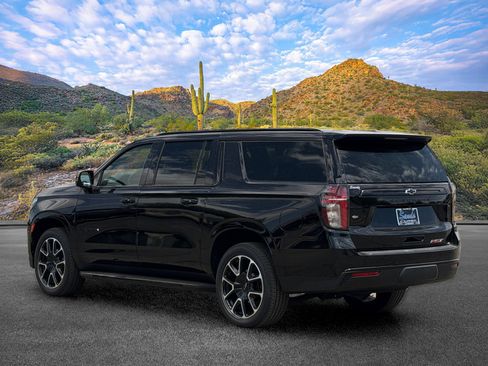 Used 2023 Chevrolet Suburban RST w/ Luxury Package AWD/4WD image 7