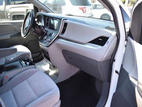 Used 2020 Toyota Sienna LE image 5