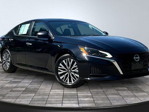 Used 2025 Nissan Altima 2.5 SV FWD image 3