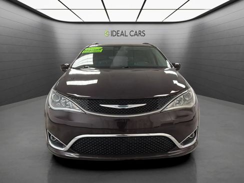 Used 2017 Chrysler Pacifica Touring-L FWD image 2
