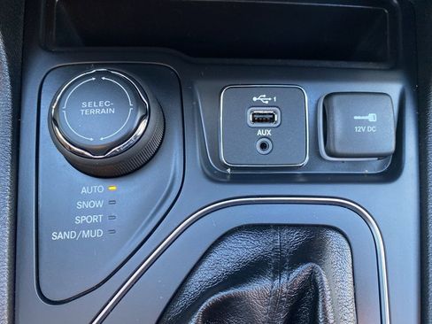 Certified 2020 Jeep Cherokee Latitude Lux w/ Quick Order Package 26H Lux image 33