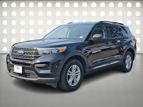 Used 2023 Ford Explorer XLT AWD/4WD image 3