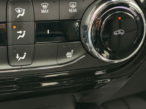 Used 2025 Chevrolet Trax RS w/ Sunroof Package FWD image 7