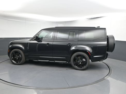 Used 2025 Land Rover Defender 130 X-Dynamic SE image 2