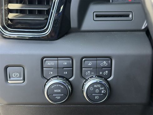 Used 2024 GMC Sierra 2500 AT4 w/ AT4 Preferred Package image 19