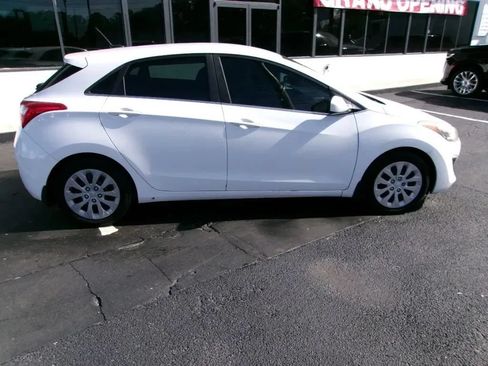 Used 2017 Hyundai Elantra GT FWD image 2